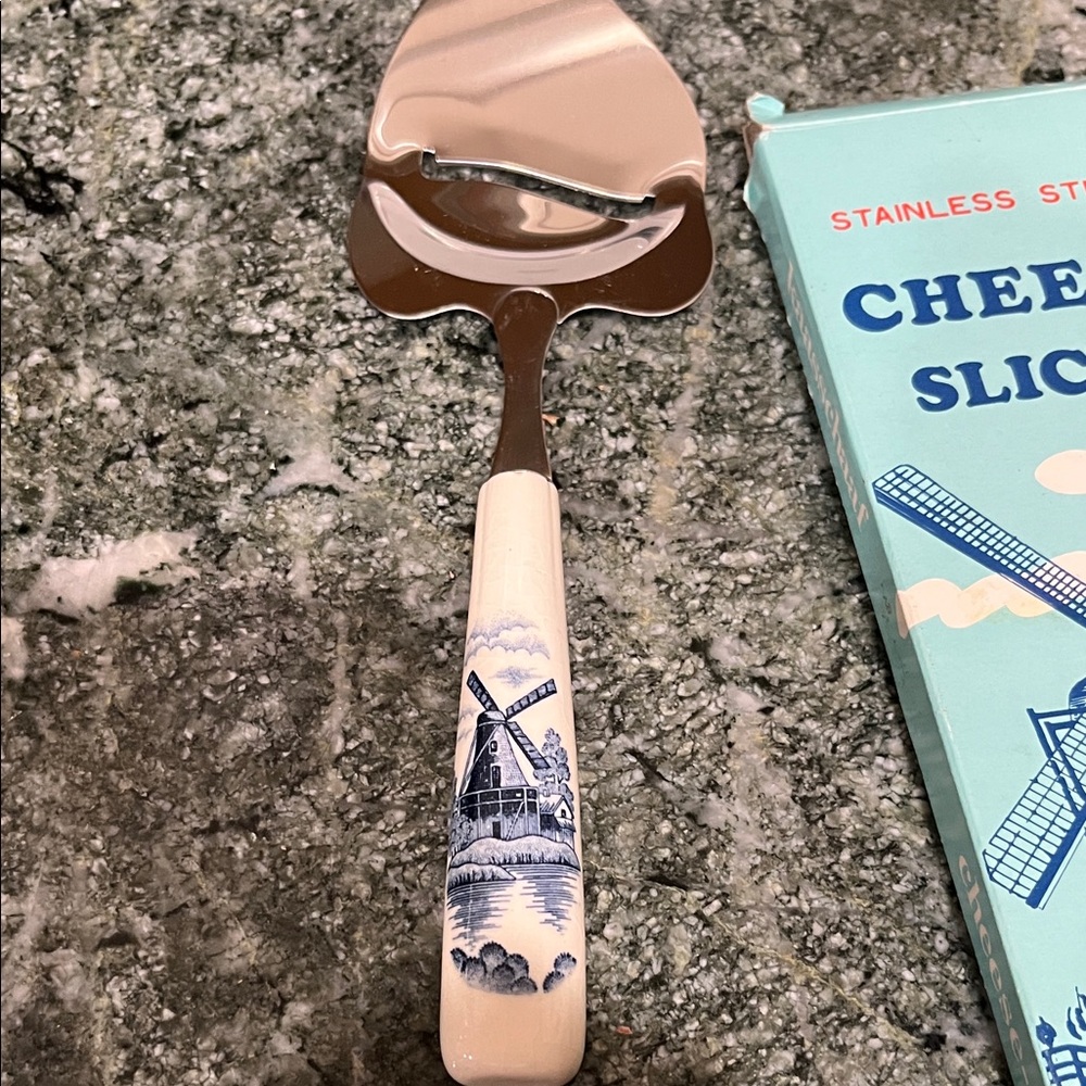 Elesva Turquoise cheese slicer